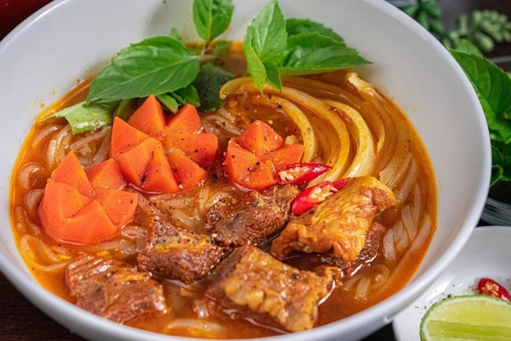 Hủ Tiếu Bò Kho Nước Mắm: Công Thức Chuẩn, Đậm Vị Như Quán 9 Hủ tiếu bò kho nước mắm chuẩn vị miền Nam với thịt bò mềm và hủ tiếu dai