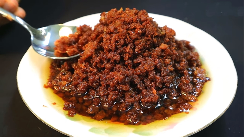 Mắm tép chưng thịt chuẩn vị Bắc: cách làm, bí quyết ngon 13 Quá trình chế biến mắm tép chưng thịt trong chảo với thịt băm và gia vị