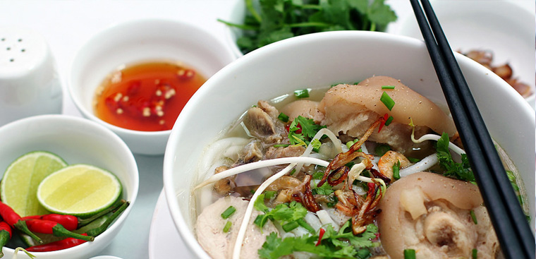 Bánh Canh Giò Heo Nước Mắm: Cách Nấu Thơm Ngon, Nước Dùng Trong Chuẩn Vị 9 Nguyên liệu nấu bánh canh giò heo nước mắm gồm giò heo, bánh canh, hành lá và gia vị