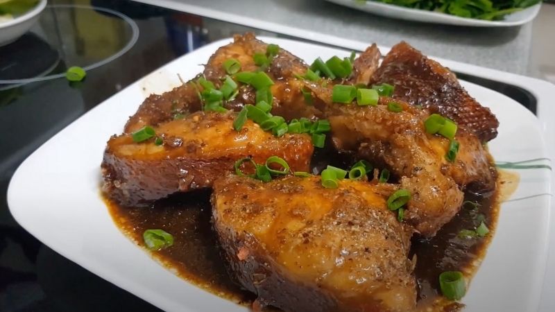Cá mú kho nước mắm đậm vị: công thức ngon chuẩn nhà hàng 11 Sơ chế cá mú làm sạch trước khi kho nước mắm, chuẩn bị nguyên liệu cho món ăn đậm vị
