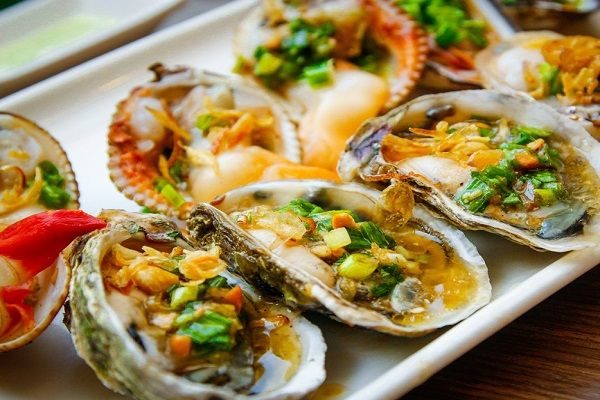 Hàu nướng nước mắm thơm ngon: Công thức chuẩn, dễ làm tại nhà 8 Hàu nướng nước mắm thơm ngon với lớp sốt vàng óng và thịt hàu mọng nước