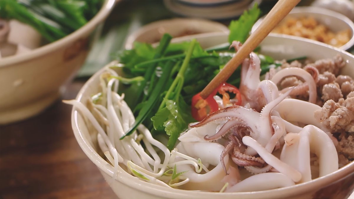 Hủ tiếu mực nước mắm ngon chuẩn Sài Gòn: cách làm & bí quyết 8 Hủ tiếu mực nước mắm Sài Gòn với mực tươi, rau sống và nước mắm chua ngọt