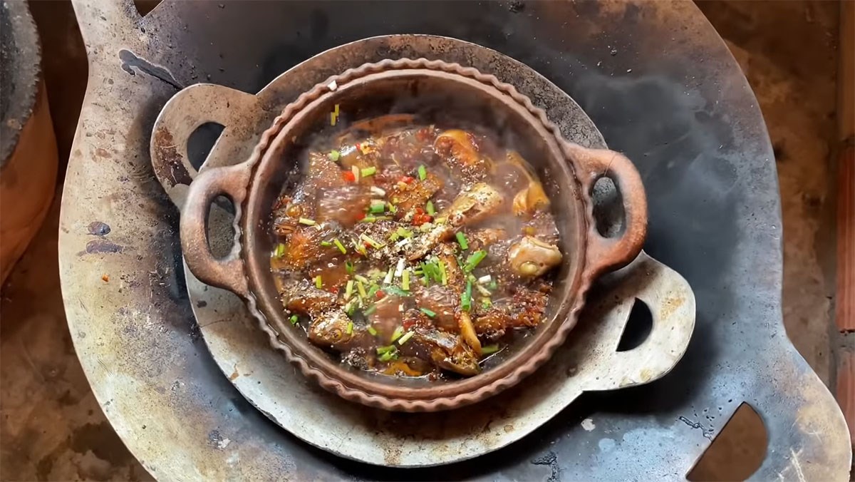 Cá đù kho nước mắm ngon chuẩn vị cơm nhà 8 Món cá đù kho nước mắm đậm đà màu cánh gián hấp dẫn trong nồi đất