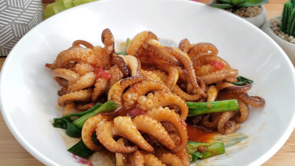 Bạch tuộc chiên nước mắm giòn ngon: Công thức chuẩn, không bị dai như nhà hàng 9 Bạch tuộc chiên nước mắm vàng giòn hấp dẫn với nước sốt tỏi thơm đậm đà