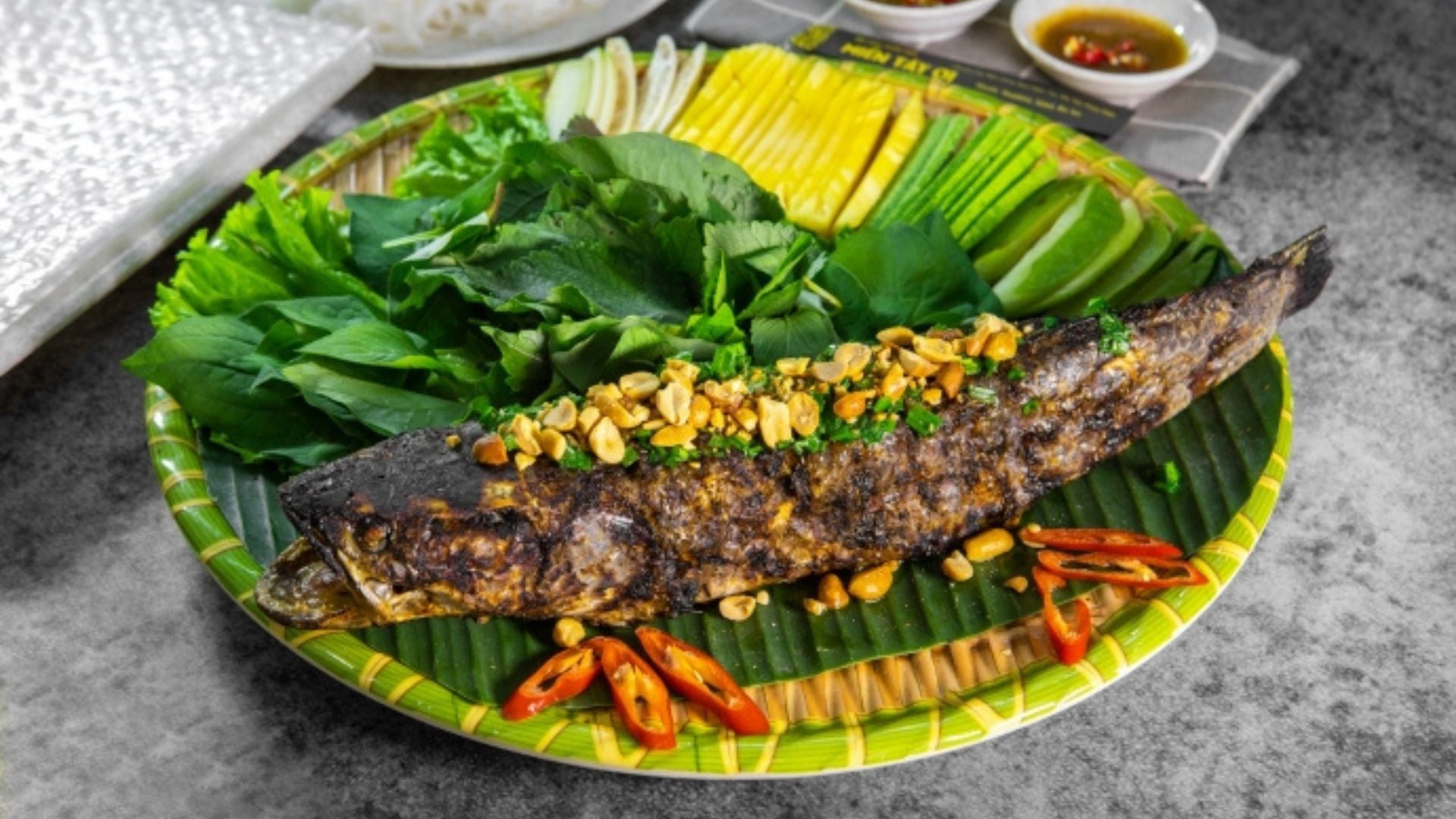 Cá lóc nướng trui nước mắm: chuẩn vị miền Tây dễ làm tại nhà 9 Cá lóc đồng tươi sống chuẩn bị cho món nướng trui truyền thống miền Tây