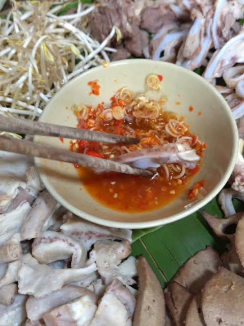 Cháo lòng nước mắm ngon chuẩn vị: cách nấu & ăn đúng kiểu Việt 12 Bát cháo lòng nước mắm truyền thống Việt Nam ăn kèm rau thơm và ớt