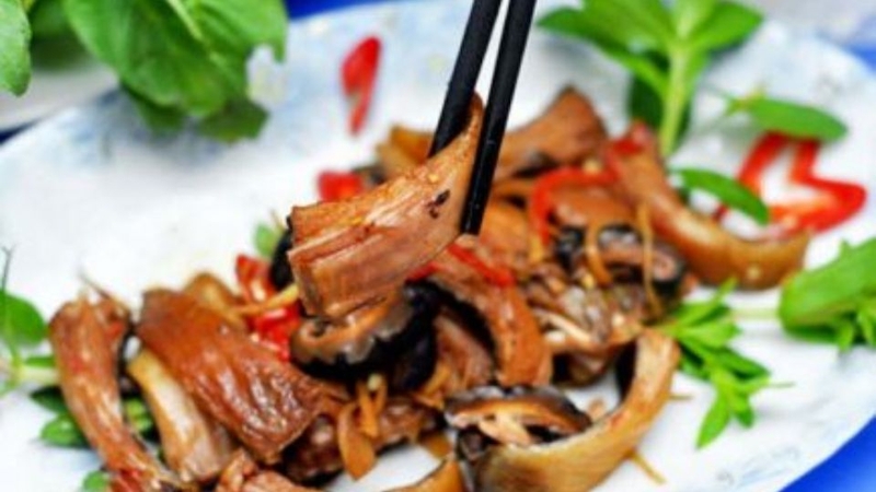Cá đuối kho nước mắm đậm vị ngon chuẩn miền Tây 7 Cá đuối tươi sơ chế chuẩn bị kho nước mắm trong ẩm thực Việt Nam