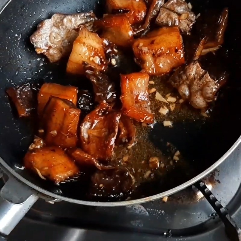 Cá Lóc Kho Nước Mắm Đậm Đà Chuẩn Vị Miền Tây Dễ Làm 9 Cá lóc kho nước mắm đang sôi liu riu trong nồi đất miền Tây