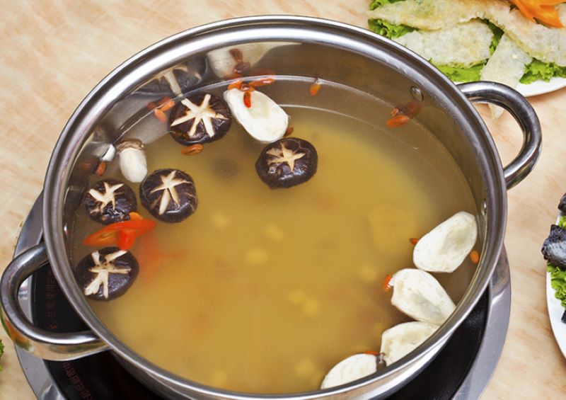 Lẩu gà nước mắm ngon chuẩn vị tại nhà 11 Sơ chế gà ta và chuẩn bị nồi lẩu gà nước mắm trong bếp gia đình Việt