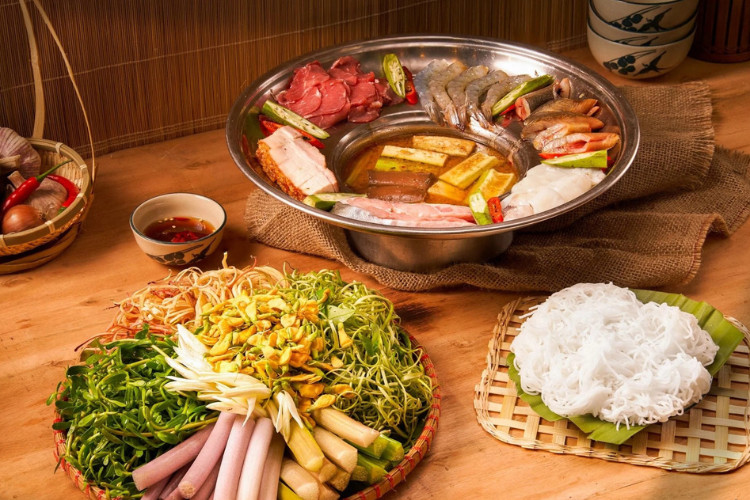 Lẩu hải sản nước mắm: Công thức đậm vị chuẩn miền Tây 8 Nguyên liệu lẩu hải sản nước mắm gồm tôm mực nghêu và rau miền Tây