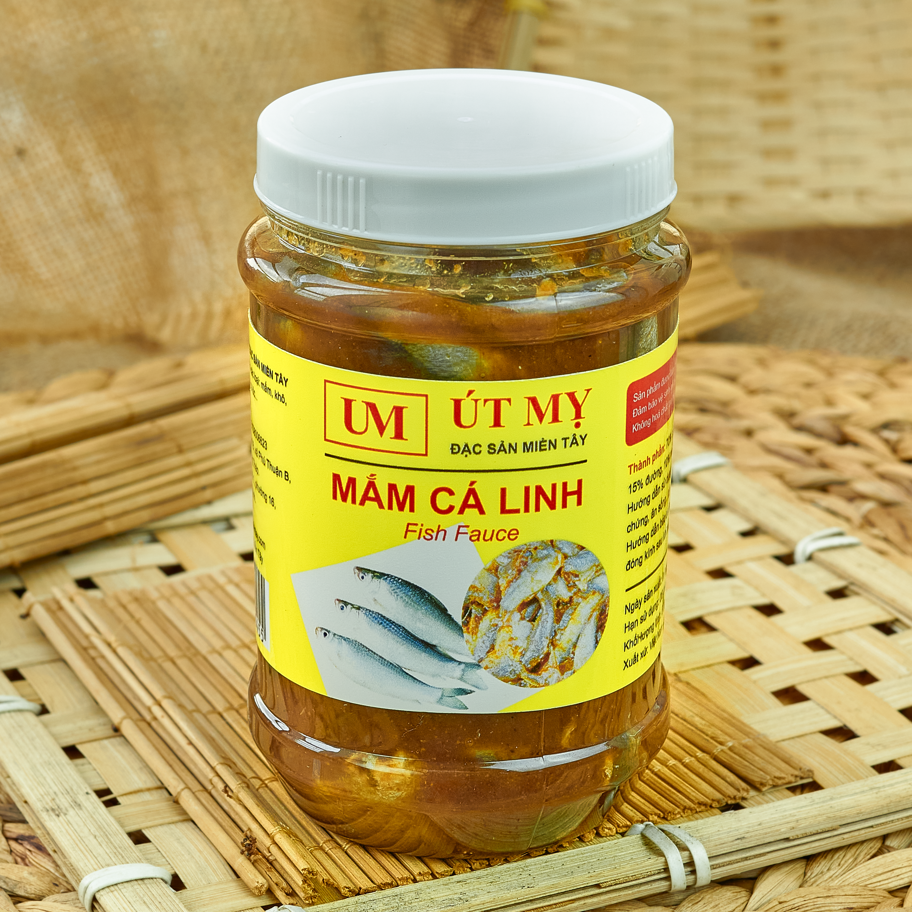 Mắm cá linh là gì? Đặc sản miền Tây chuẩn vị sông nước 12 Mắm cá linh đang được ủ lên men theo phương pháp truyền thống miền Tây trong thùng kín