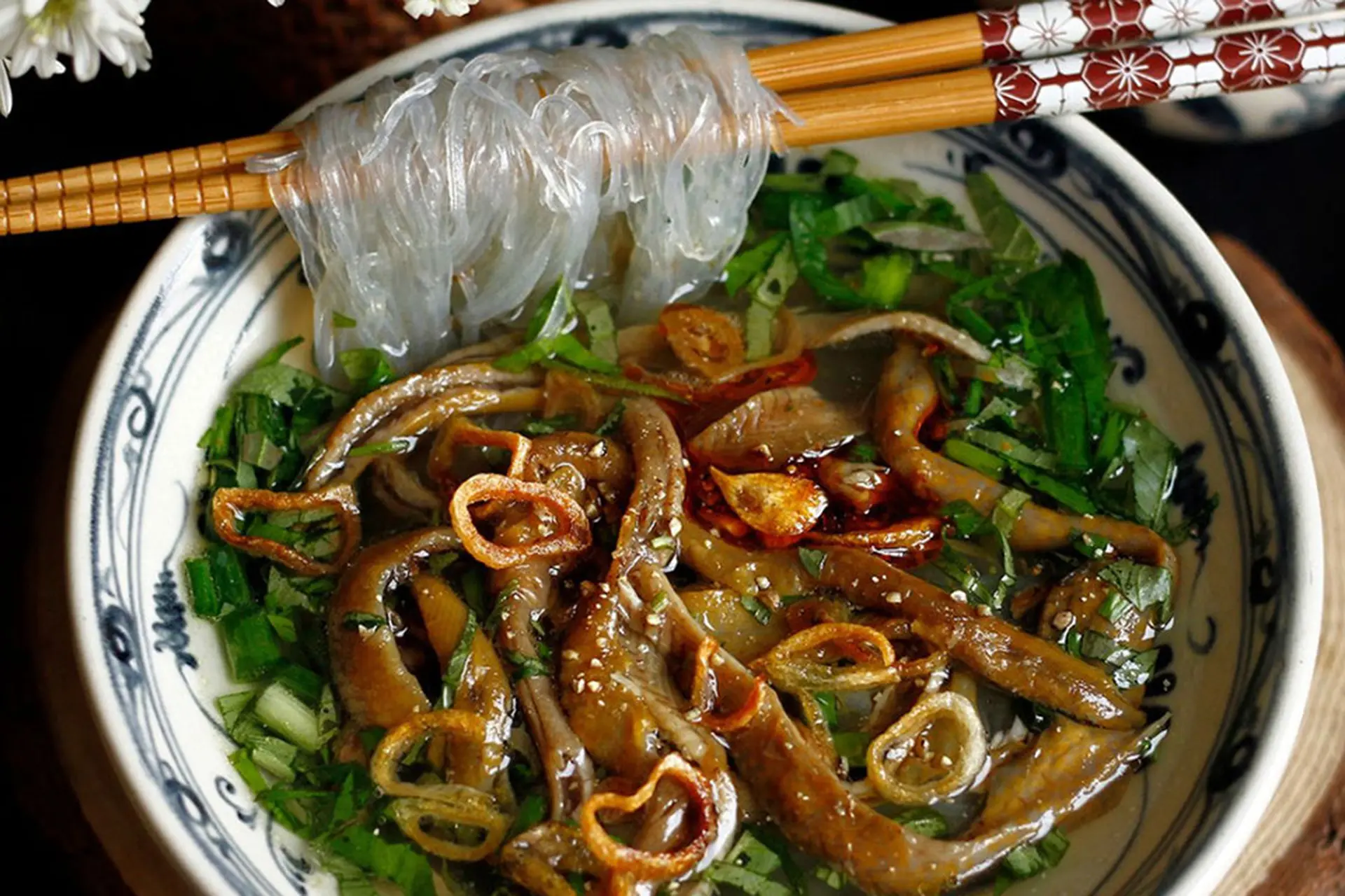 Miến lươn nước mắm ngon chuẩn vị: Công thức dễ làm, không tanh tại nhà 12 Nước mắm pha chuẩn dùng để trộn miến lươn với tỏi, ớt và chanh
