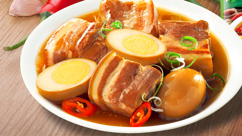 Thịt kho nước dừa nước mắm chuẩn vị truyền thống Việt Nam 14 Thịt kho nước dừa nước mắm đang được kho trong nồi đất truyền thống