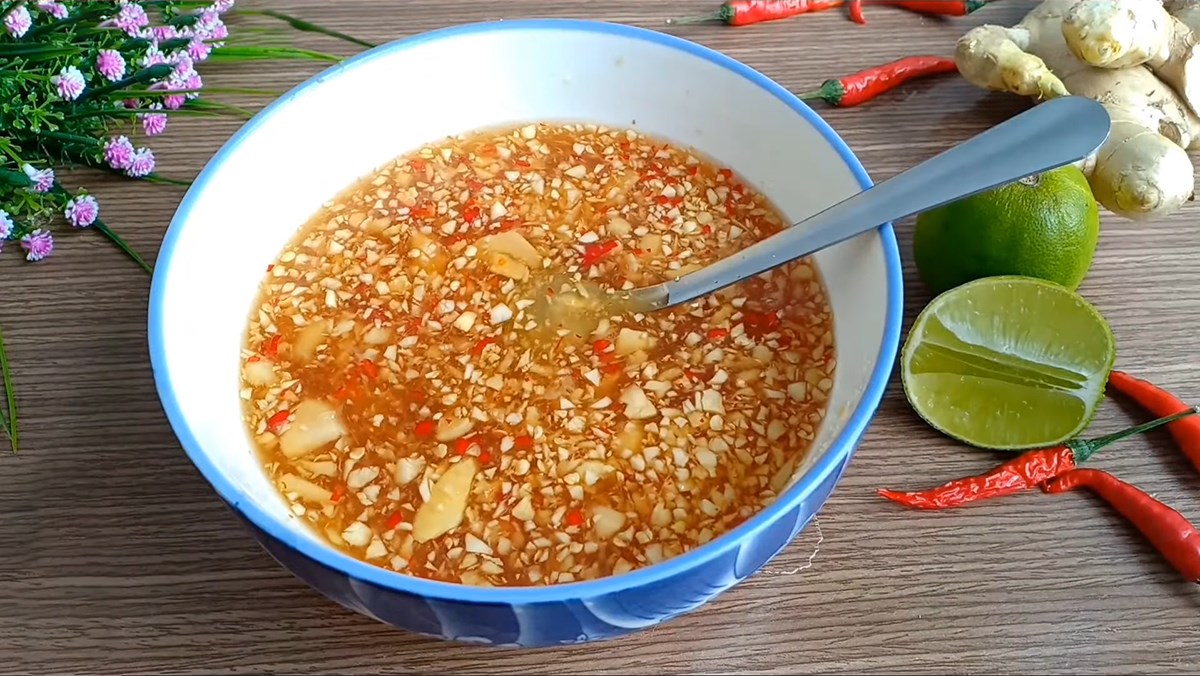 Hàu nướng nước mắm thơm ngon: Công thức chuẩn, dễ làm tại nhà 11 Pha nước sốt nước mắm tỏi bơ cho món hàu nướng đậm đà