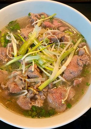 Phở bò tái nước mắm: công thức chuẩn vị đậm đà tại nhà 8 Phở bò tái nước mắm với nước dùng trong và thịt bò tái mềm