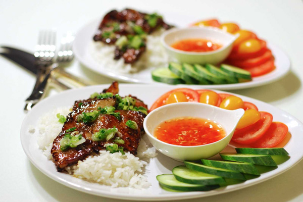 Cơm tấm nước mắm: Cách pha chuẩn Sài Gòn ngon như quán 9 Cách pha nước mắm cơm tấm chuẩn Sài Gòn với tỏi ớt và đường cân bằng
