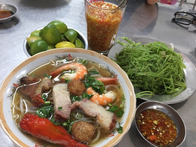 Bún mắm cá linh miền Tây: hương vị mùa nước nổi đậm đà khó quên 12 Quán bún mắm cá linh miền Tây đông khách với không gian bình dân đặc trưng
