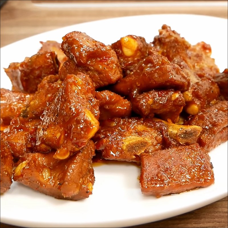 Sườn non kho nước mắm đậm vị chuẩn cơm nhà Việt 7 Sườn non kho nước mắm màu cánh gián hấp dẫn trong nồi kho truyền thống