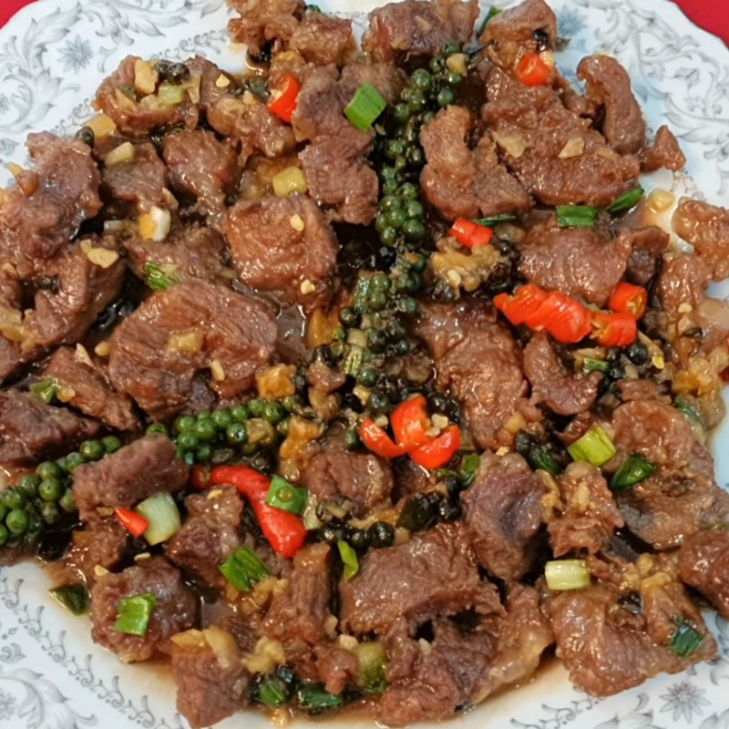 Thịt bò kho tiêu nước mắm ngon đậm vị chuẩn gia đình 6 Thịt bò kho tiêu nước mắm thành phẩm đậm đà hấp dẫn với nước kho sánh và tiêu đen nổi bật
