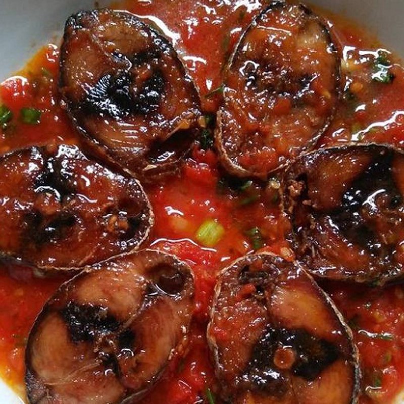 Cá ngừ kho nước mắm ngon đậm vị chuẩn cơm nhà 11 Nguyên liệu cá ngừ kho nước mắm gồm hành tỏi, tiêu, nước mắm và cá ngừ