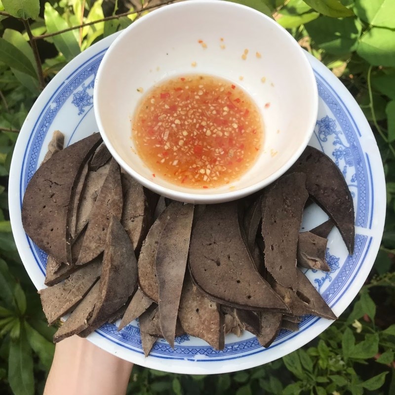 Tim gan heo kho nước mắm ngon đậm vị chuẩn cơm nhà 9 Sơ chế tim gan heo bằng muối và nước gừng để loại bỏ mùi tanh trước khi kho nước mắm