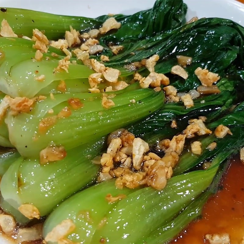 Rau cải xào nước mắm: bí quyết giòn xanh đậm vị tại nhà 12 Thành phẩm rau cải xào nước mắm xanh giòn, đậm vị, trình bày đẹp mắt trên đĩa ăn gia đình Việt