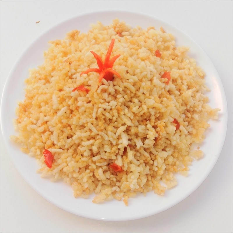 Cơm chiên nước mắm giòn ngon: công thức chuẩn quán tại nhà 12 Thành phẩm cơm chiên nước mắm vàng giòn hấp dẫn với trứng và hành lá