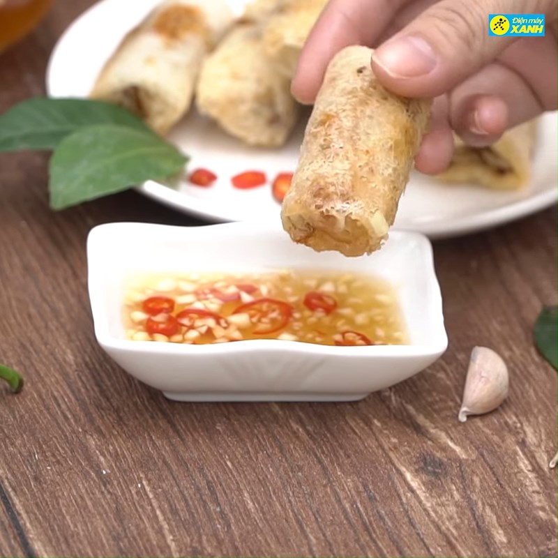 Cách pha chả giò chấm nước mắm ngon chuẩn vị tại nhà 8 Thành phẩm chả giò giòn rụm chấm nước mắm chua ngọt hấp dẫn