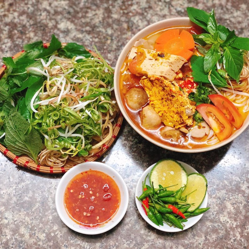 Bún riêu nước mắm là gì? Cách ăn chuẩn vị miền Nam 8 Bún riêu nước mắm biến tấu miền Nam với topping cua, đậu hũ và rau sống
