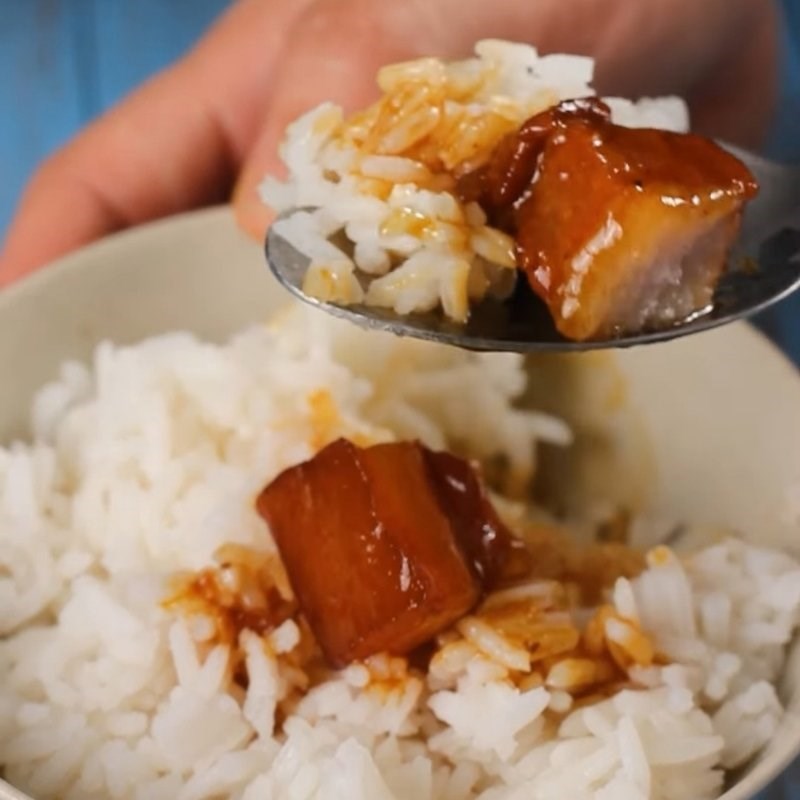 Cơm thịt kho nước mắm ngon chuẩn vị gia đình Việt 12 Cơm thịt kho nước mắm hoàn chỉnh ăn kèm cơm trắng và rau dưa truyền thống Việt Nam