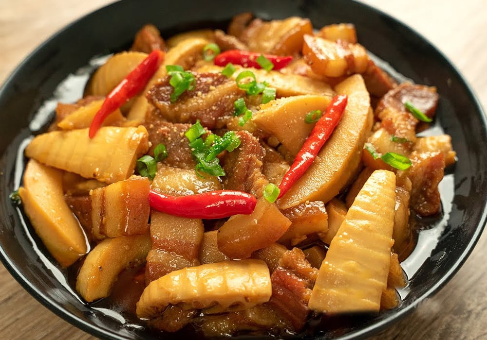 Thịt Kho Măng Nước Mắm Ngon Chuẩn Vị: Bí Quyết Kho Mềm, Đậm Đà Như Cơm Nhà 10 Thịt kho măng nước mắm đậm đà với thịt ba chỉ mềm và măng thấm vị