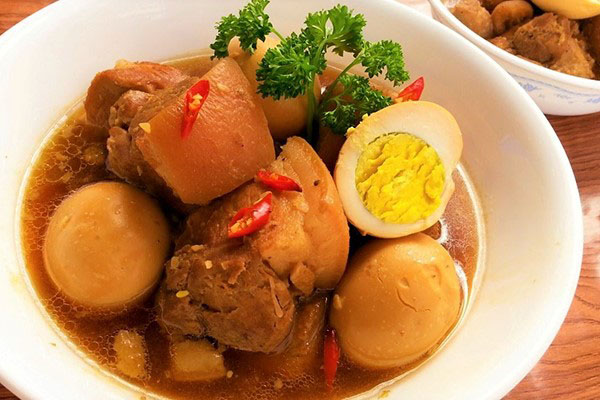 Thịt kho nước dừa nước mắm chuẩn vị truyền thống Việt Nam 9 Thịt kho nước dừa nước mắm truyền thống Việt Nam trong nồi đất