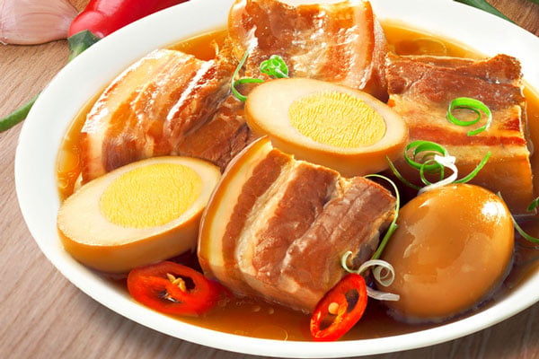 Thịt Kho Tàu Nước Mắm: Cách Nấu Mềm Ngon, Đậm Đà Chuẩn Vị 8 Nguyên liệu làm thịt kho tàu nước mắm gồm thịt ba chỉ, nước dừa, trứng và nước mắm truyền thống