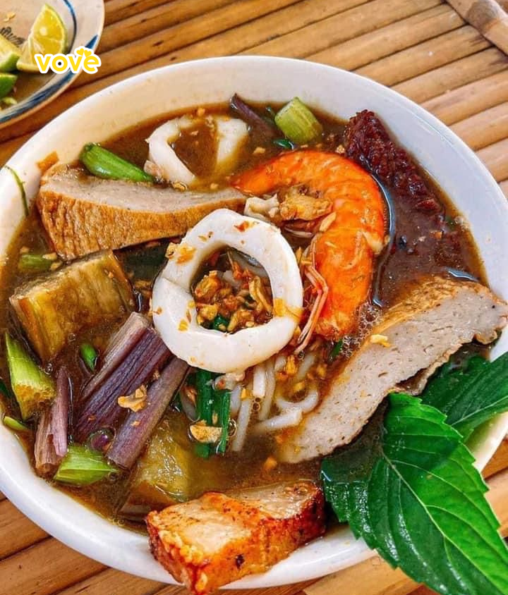Bún mắm cá linh miền Tây: hương vị mùa nước nổi đậm đà khó quên 7 Tô bún mắm cá linh miền Tây đầy đủ topping tôm cá và rau đồng đặc trưng