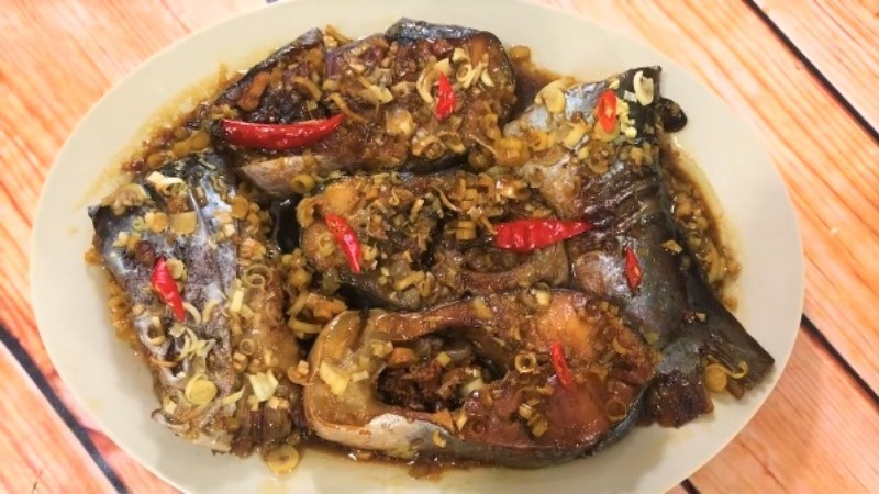 Cá kho sả nước mắm đậm đà chuẩn vị gia đình Việt 8 Món cá kho sả nước mắm đậm đà kiểu Việt Nam với cá kho vàng óng, sả và ớt