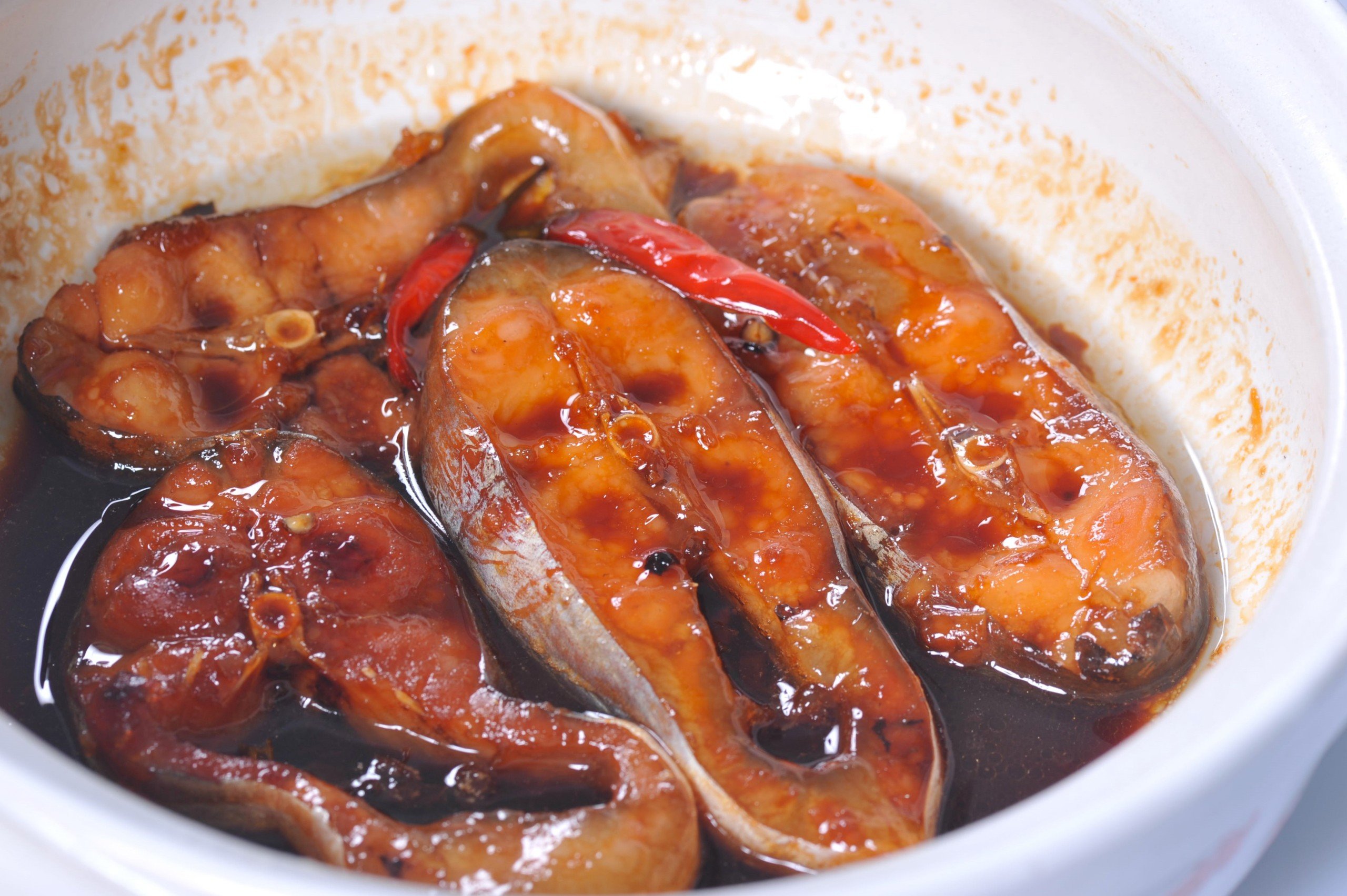 Cá basa kho nước mắm ngon đậm đà chuẩn vị miền Tây 12 Cá basa kho nước mắm ăn kèm cơm trắng và rau luộc truyền thống Việt Nam