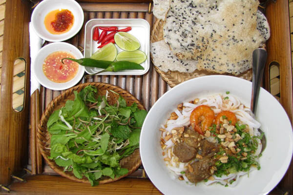 Mì Quảng chấm nước mắm: Cách ăn chuẩn vị miền Trung 9 Mì Quảng Quảng Nam truyền thống với tôm thịt, trứng cút và rau sống đặc trưng